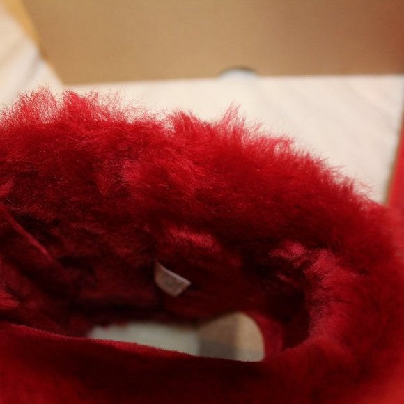 NIB UGG GIRL'S BAILEY BOW SUEDE SHEARLING CLASSIC SHORT BOOTS RED - Picture 4 of 9